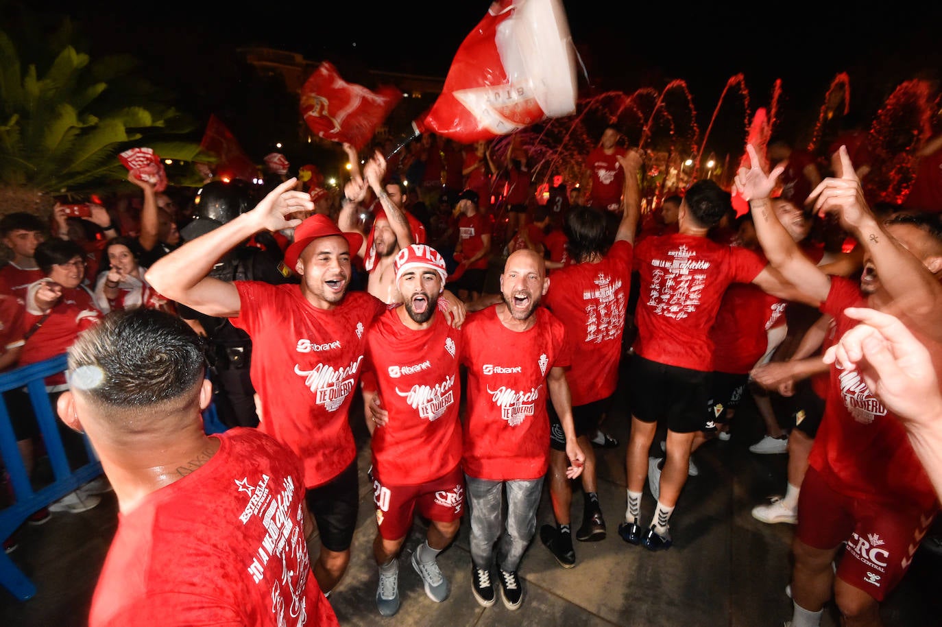 Fotos: Murcianos eufóricos celebran en &#039;La Redonda&#039; el ascenso del Real Murcia