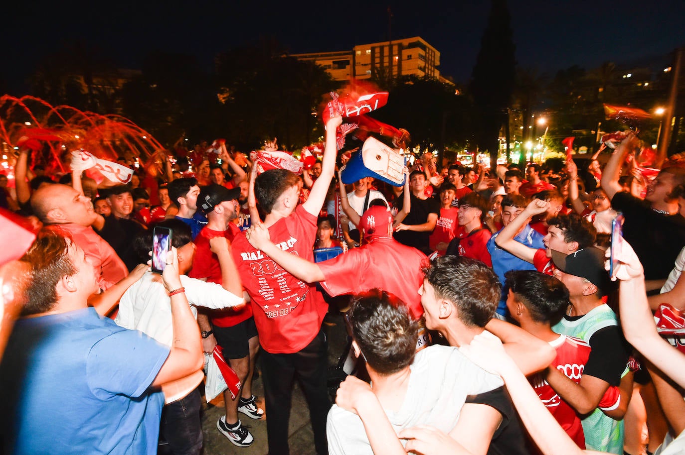 Fotos: Murcianos eufóricos celebran en &#039;La Redonda&#039; el ascenso del Real Murcia