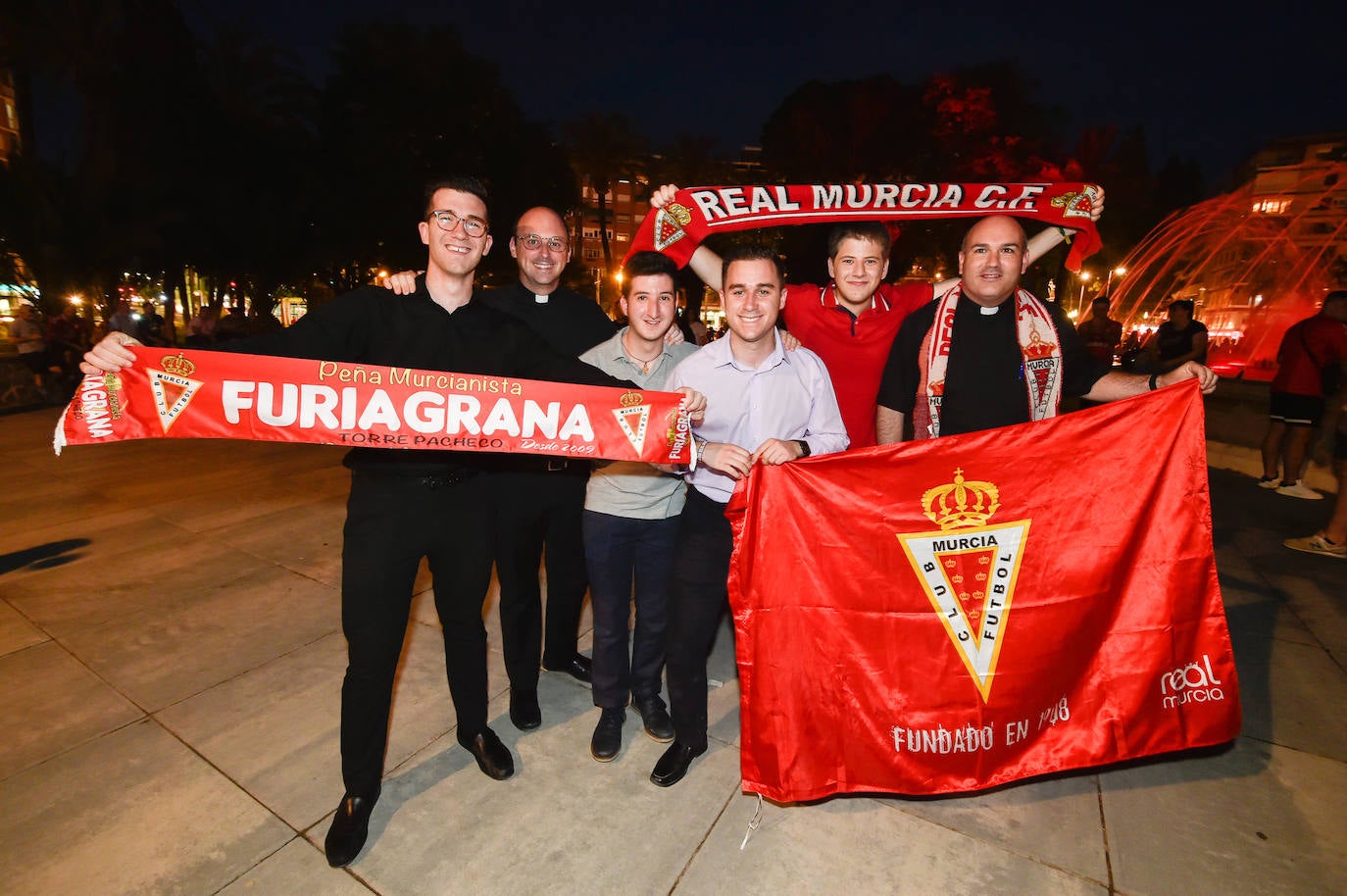 Fotos: Murcianos eufóricos celebran en &#039;La Redonda&#039; el ascenso del Real Murcia