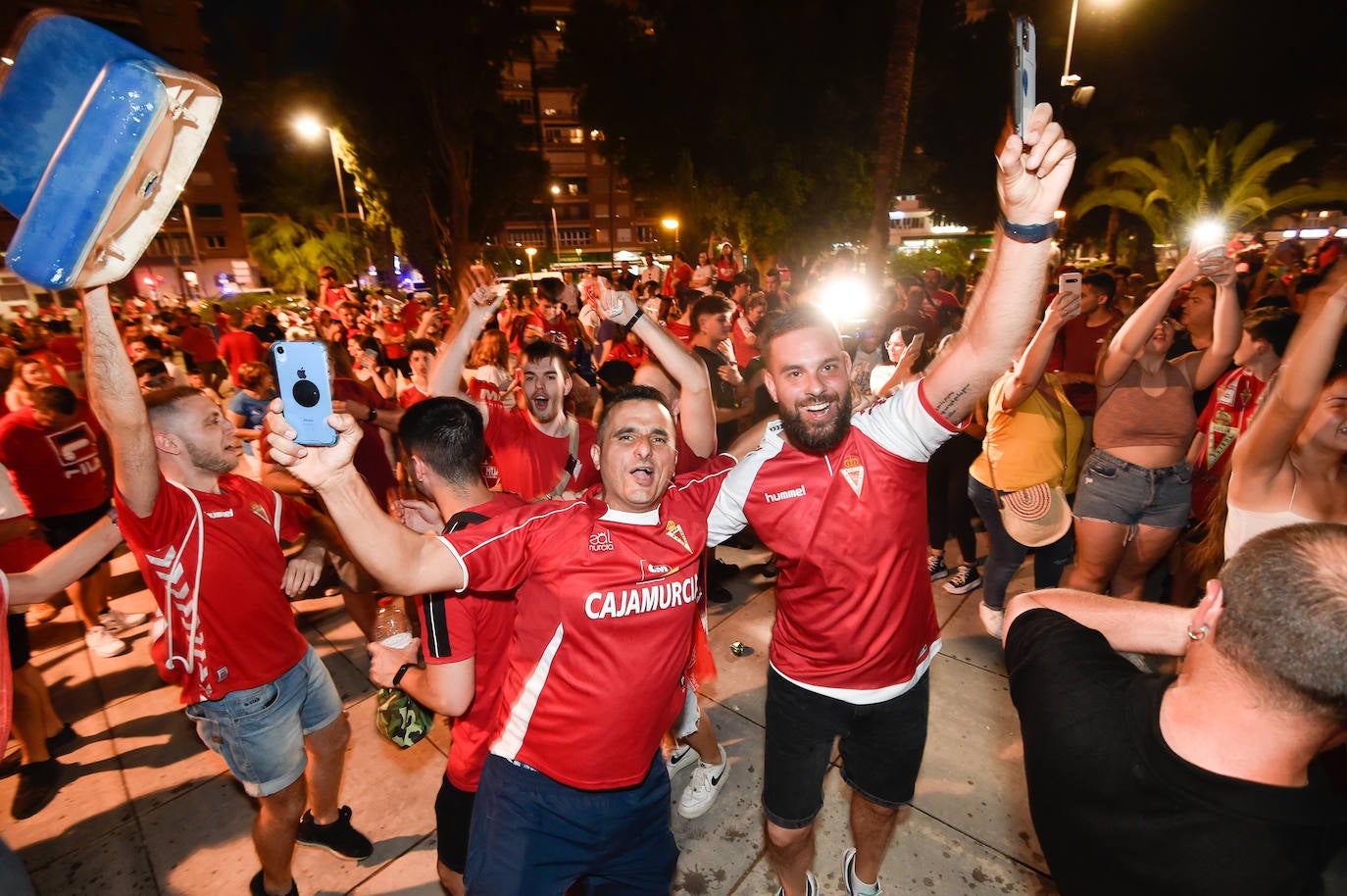 Fotos: Murcianos eufóricos celebran en &#039;La Redonda&#039; el ascenso del Real Murcia