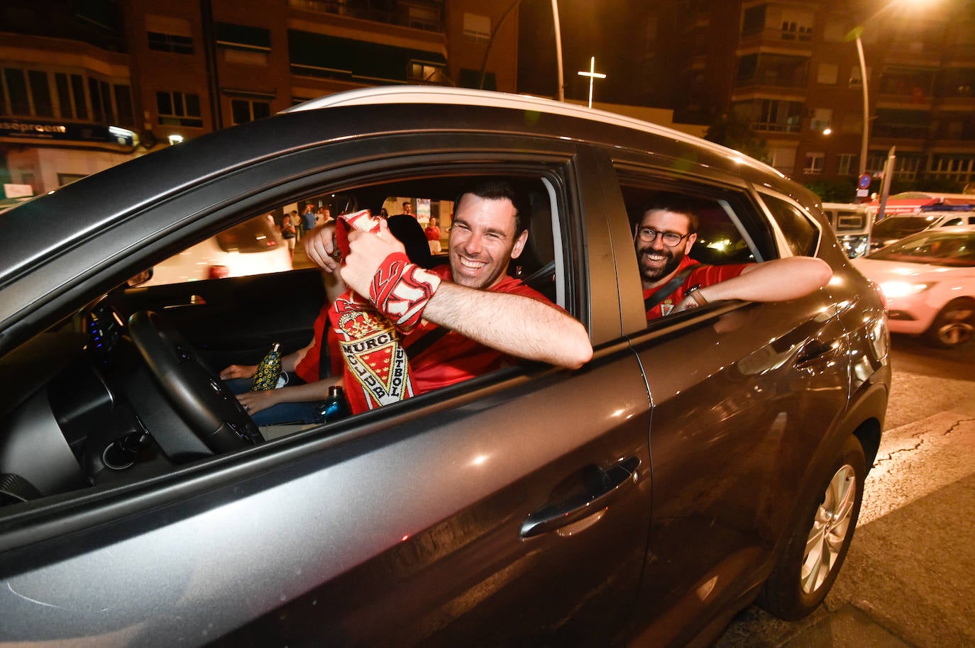 Fotos: Murcianos eufóricos celebran en &#039;La Redonda&#039; el ascenso del Real Murcia