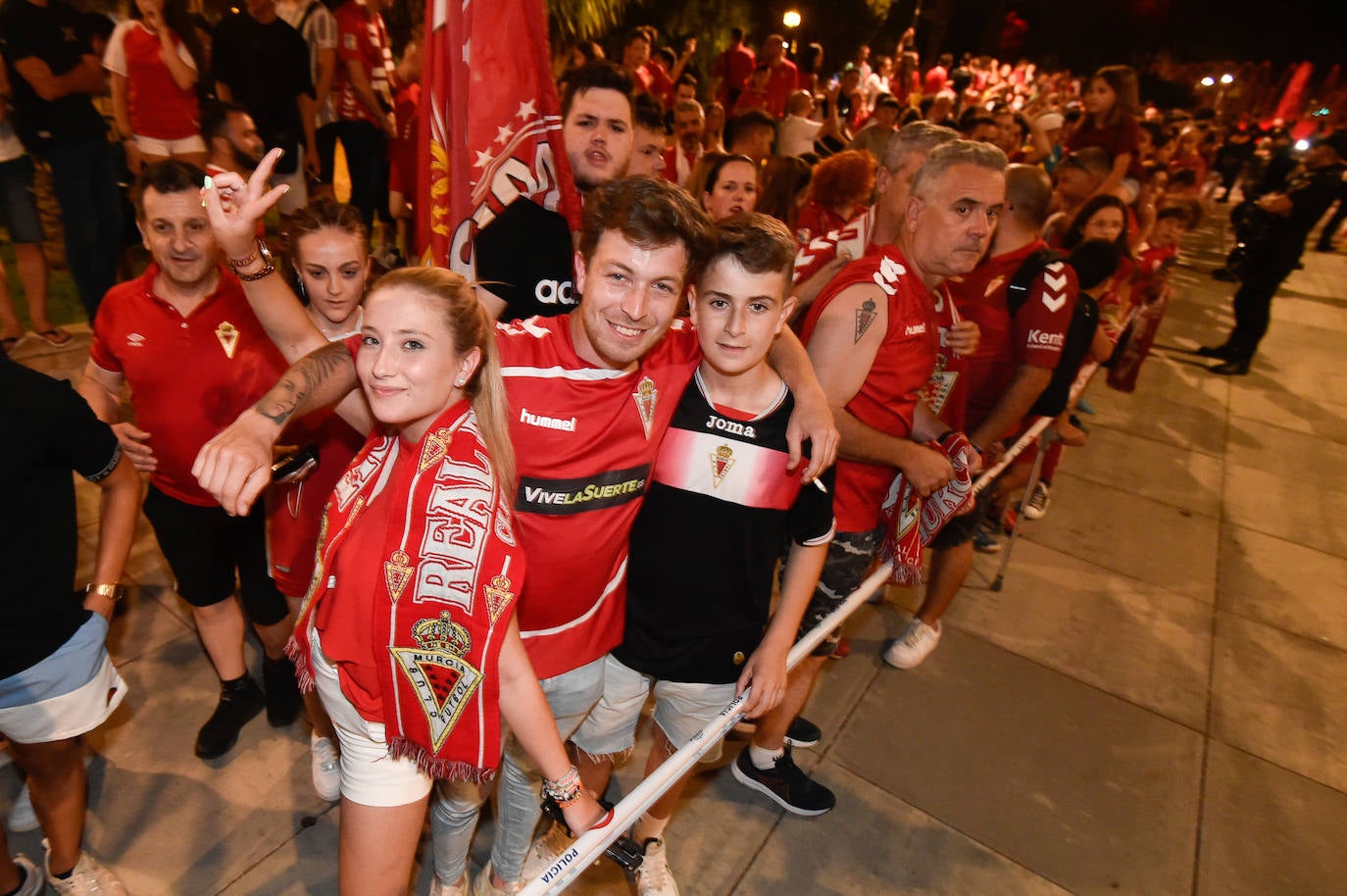 Fotos: Murcianos eufóricos celebran en &#039;La Redonda&#039; el ascenso del Real Murcia