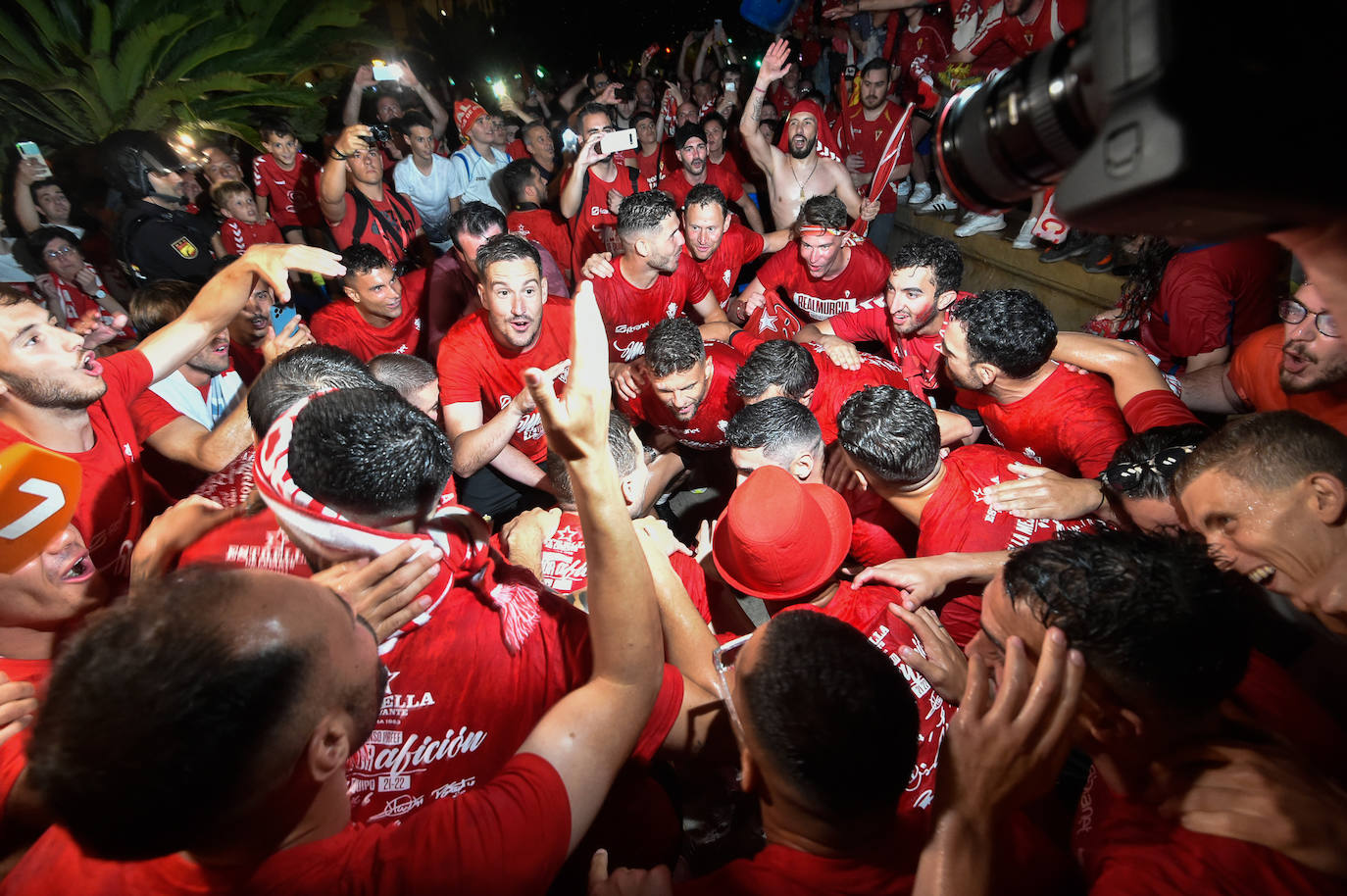 Fotos: Murcianos eufóricos celebran en &#039;La Redonda&#039; el ascenso del Real Murcia