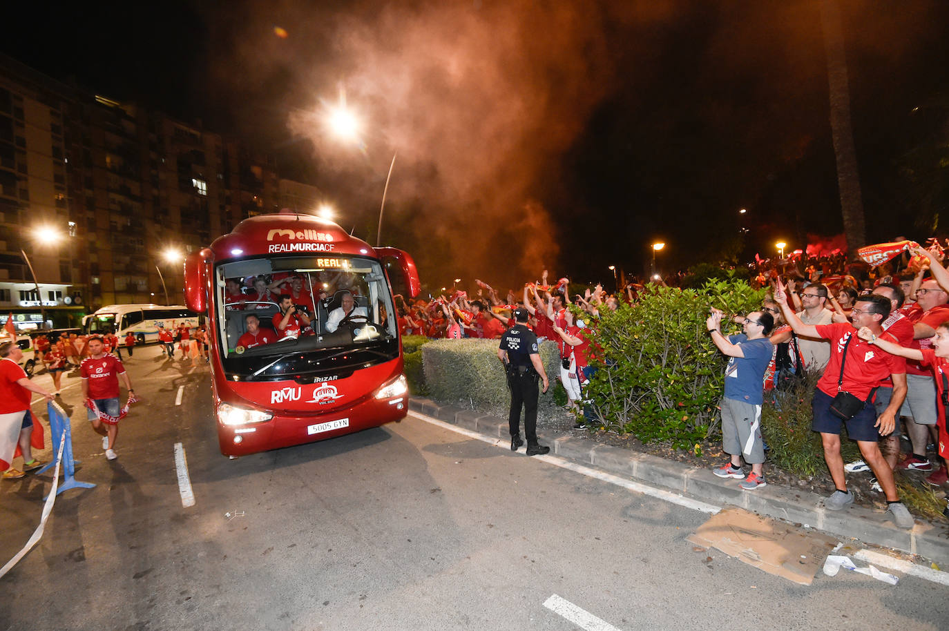 Fotos: Murcianos eufóricos celebran en &#039;La Redonda&#039; el ascenso del Real Murcia