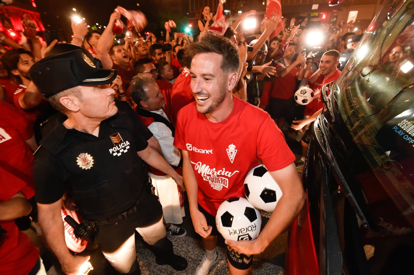 Fotos: Murcianos eufóricos celebran en &#039;La Redonda&#039; el ascenso del Real Murcia