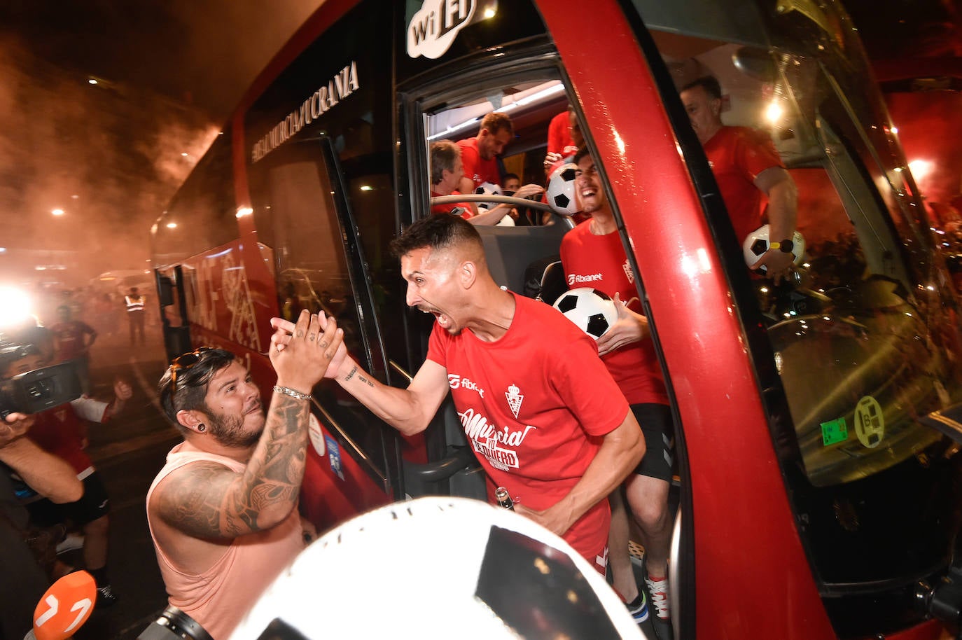 Fotos: Murcianos eufóricos celebran en &#039;La Redonda&#039; el ascenso del Real Murcia