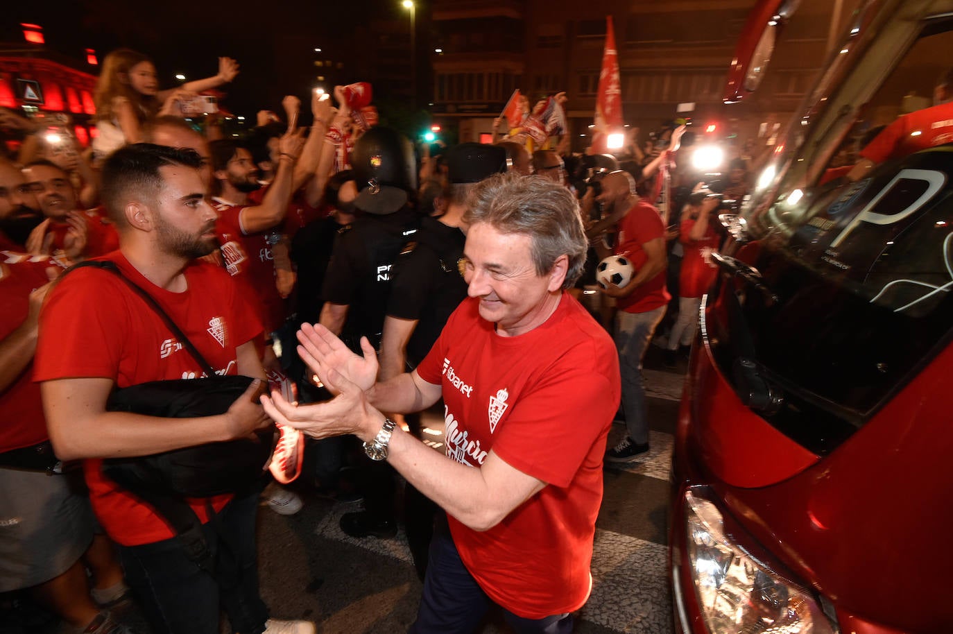 Fotos: Murcianos eufóricos celebran en &#039;La Redonda&#039; el ascenso del Real Murcia