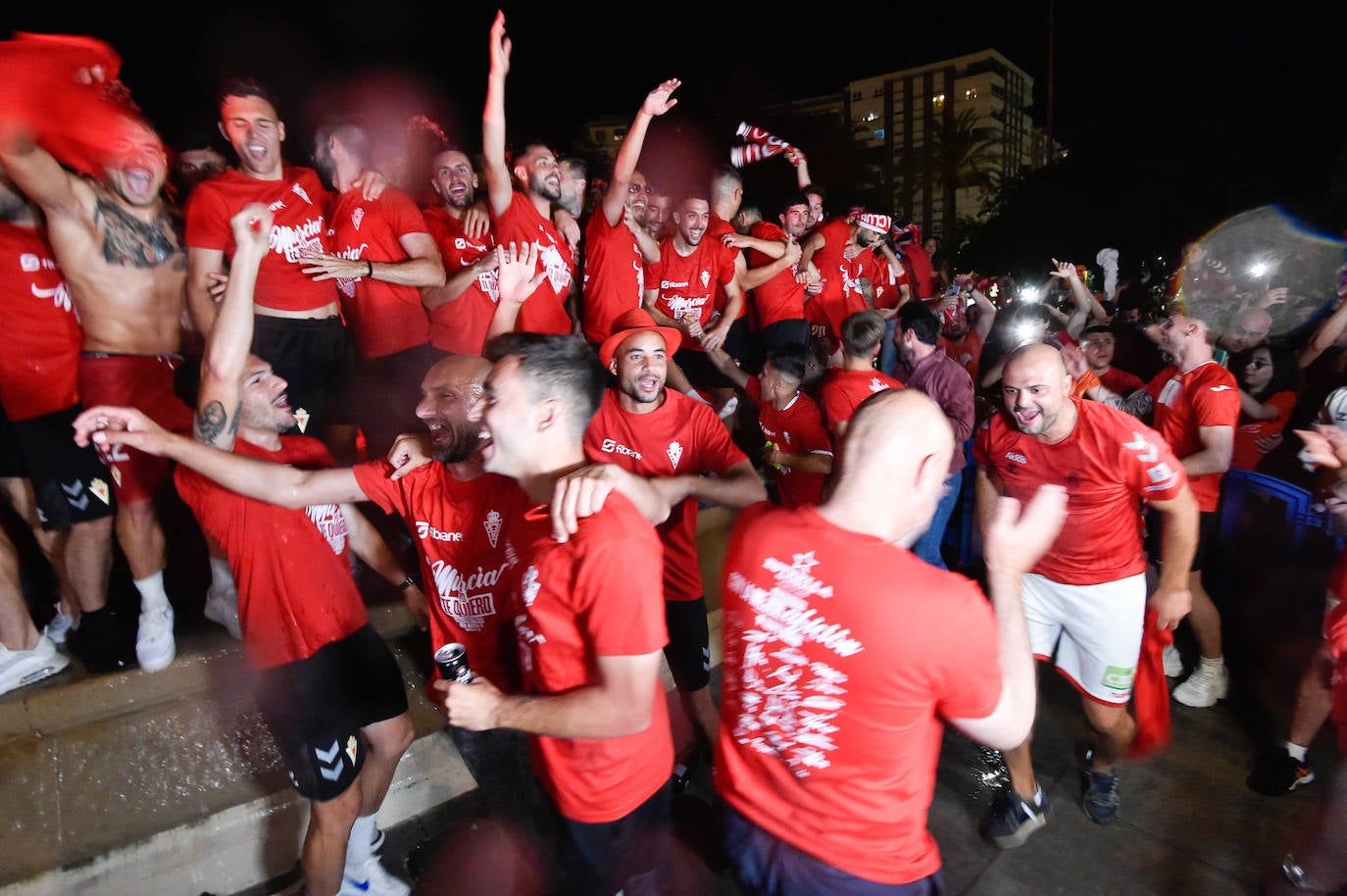 Fotos: Murcianos eufóricos celebran en &#039;La Redonda&#039; el ascenso del Real Murcia