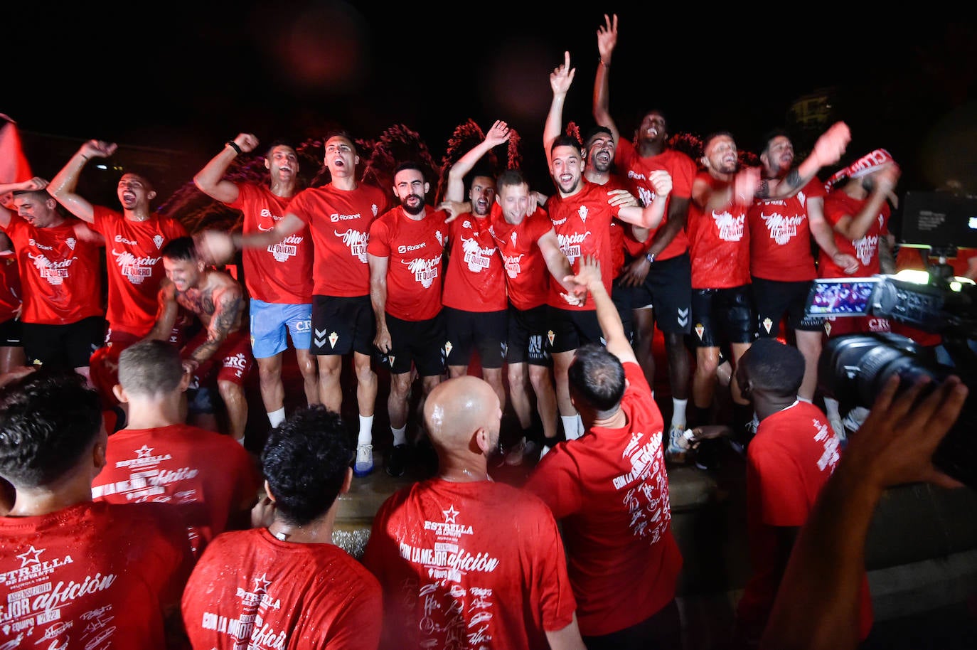 Fotos: Murcianos eufóricos celebran en &#039;La Redonda&#039; el ascenso del Real Murcia