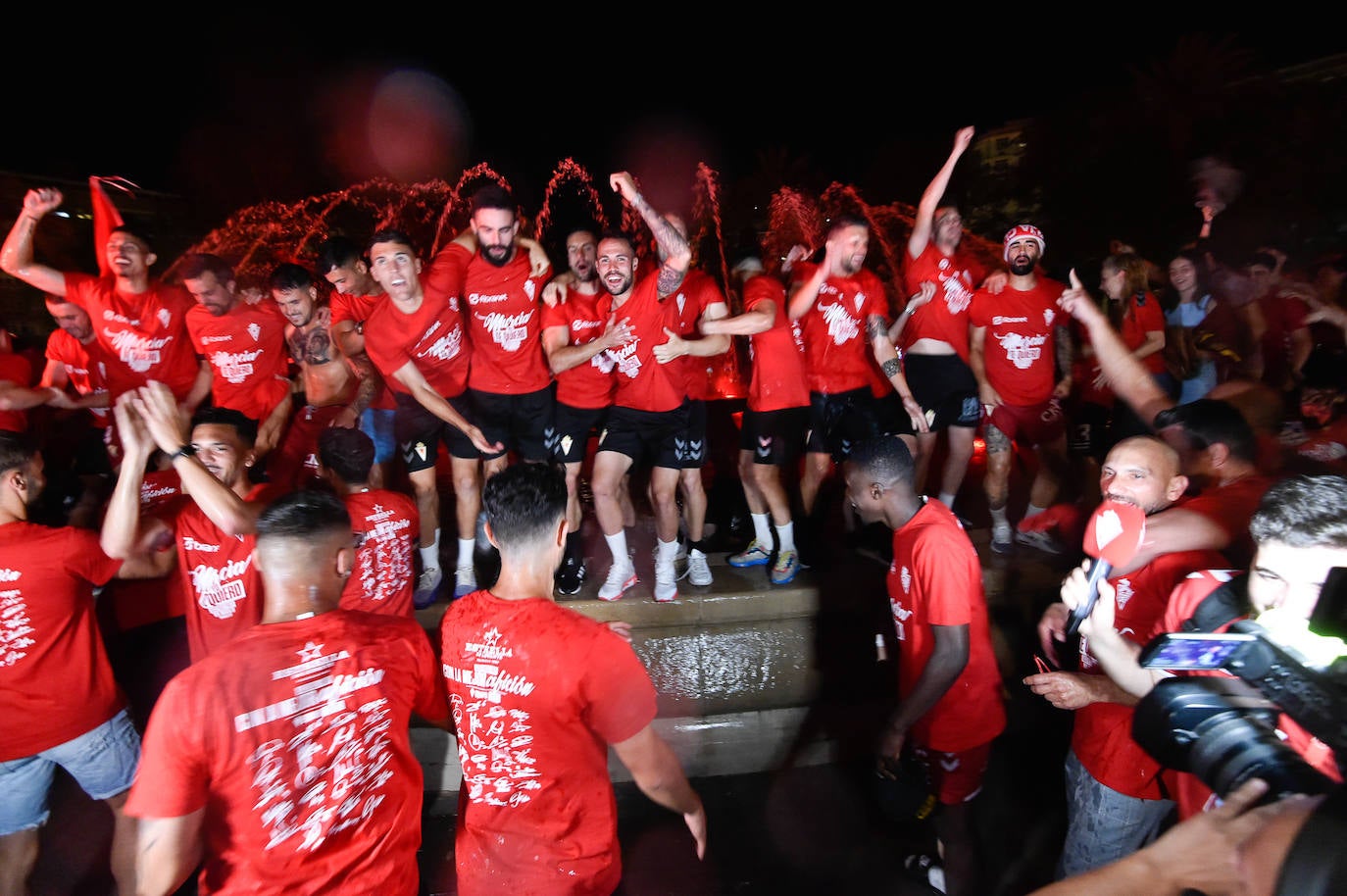 Fotos: Murcianos eufóricos celebran en &#039;La Redonda&#039; el ascenso del Real Murcia