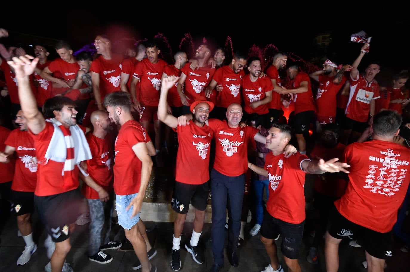 Fotos: Murcianos eufóricos celebran en &#039;La Redonda&#039; el ascenso del Real Murcia