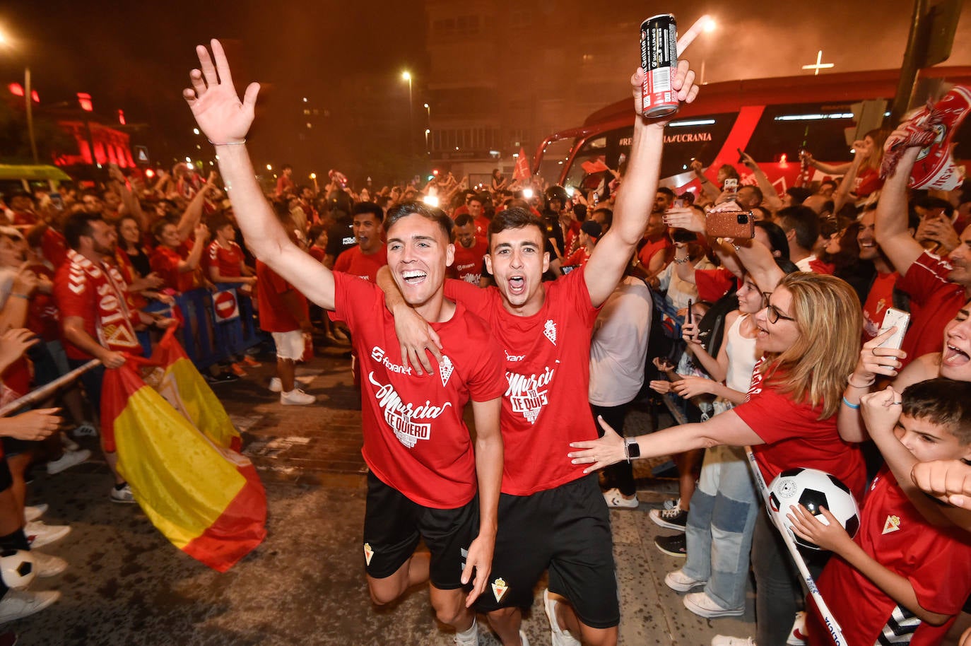 Fotos: Murcianos eufóricos celebran en &#039;La Redonda&#039; el ascenso del Real Murcia