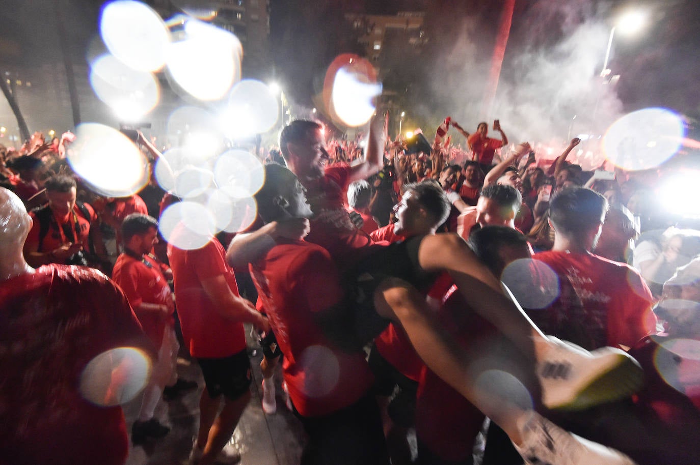 Fotos: Murcianos eufóricos celebran en &#039;La Redonda&#039; el ascenso del Real Murcia