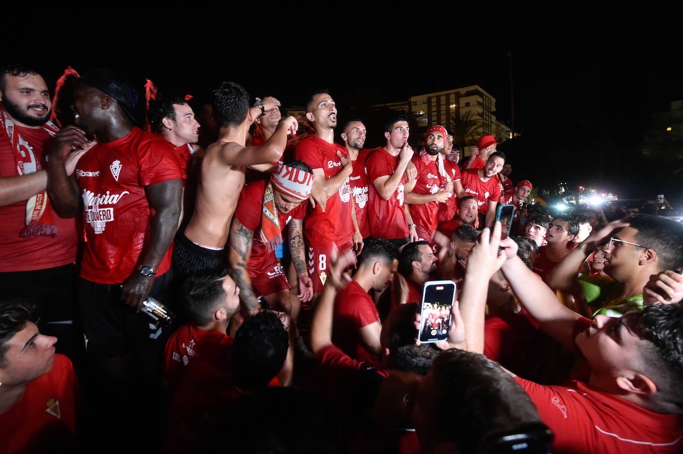 Fotos: Murcianos eufóricos celebran en &#039;La Redonda&#039; el ascenso del Real Murcia