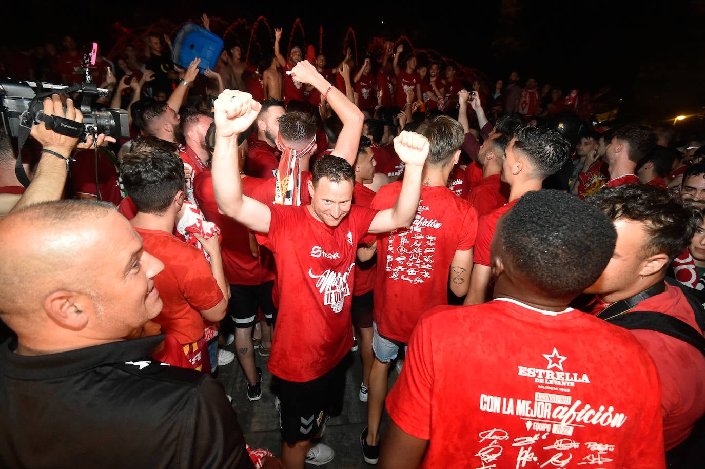 Fotos: Murcianos eufóricos celebran en &#039;La Redonda&#039; el ascenso del Real Murcia