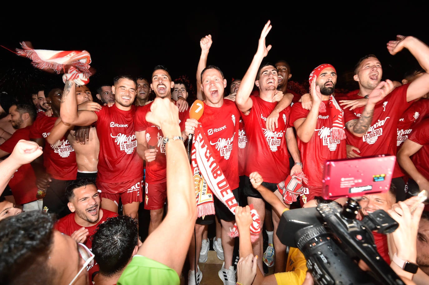 Fotos: Murcianos eufóricos celebran en &#039;La Redonda&#039; el ascenso del Real Murcia