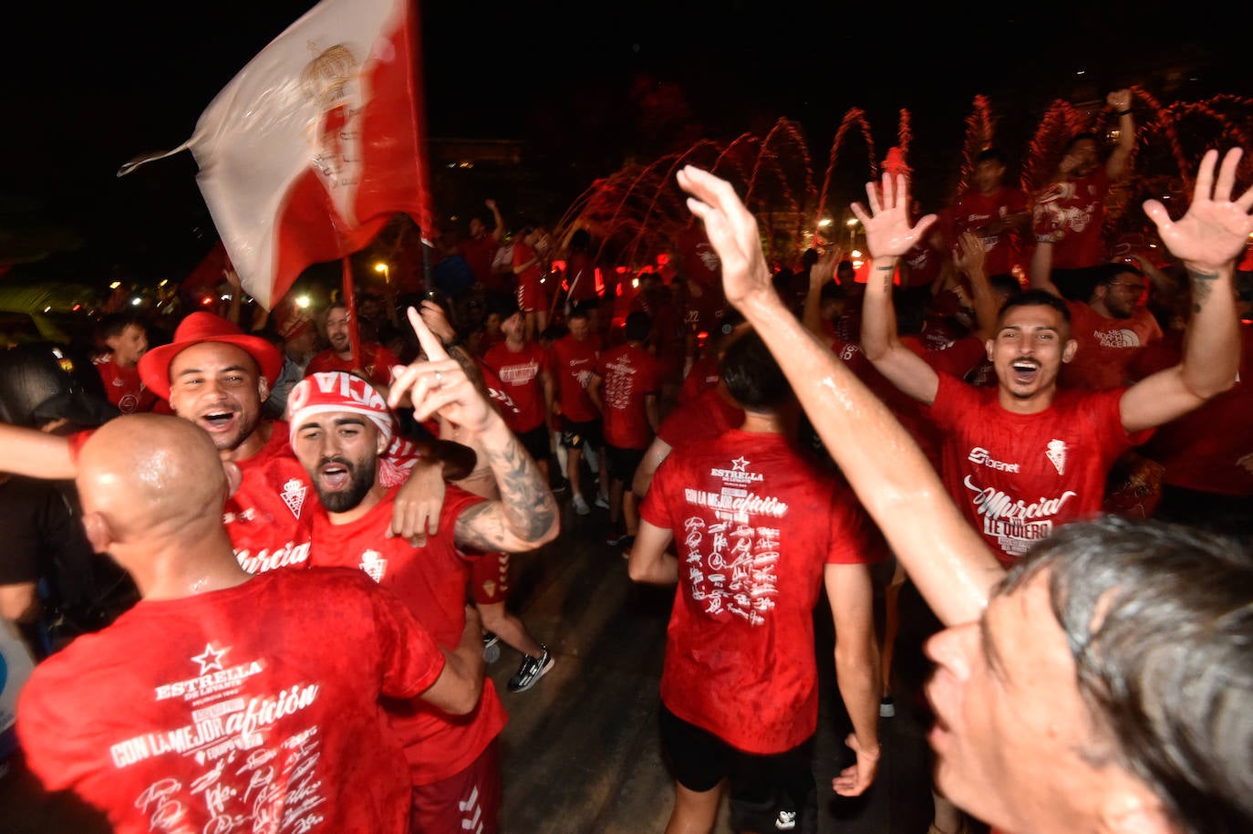 Fotos: Murcianos eufóricos celebran en &#039;La Redonda&#039; el ascenso del Real Murcia