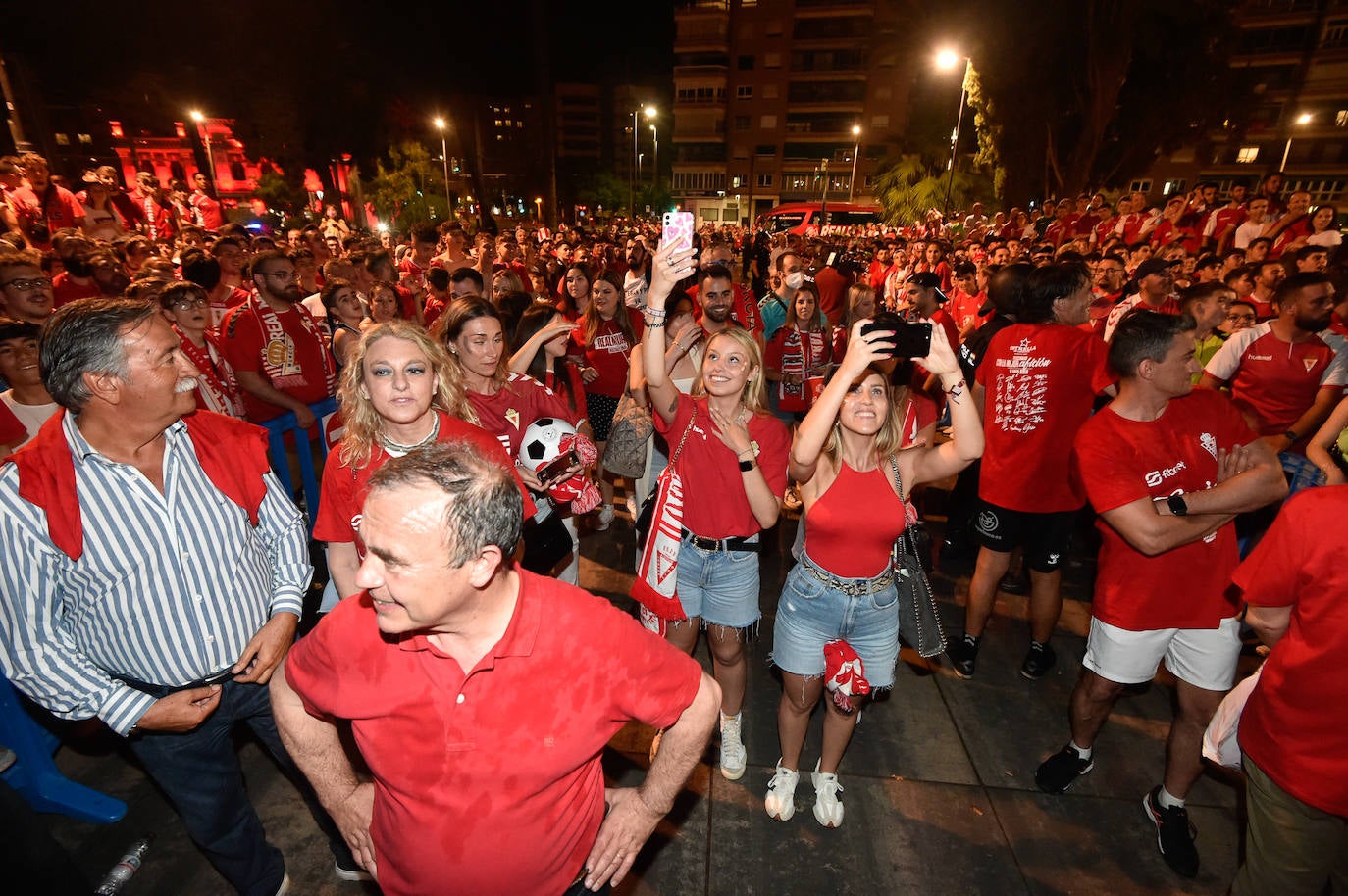 Fotos: Murcianos eufóricos celebran en &#039;La Redonda&#039; el ascenso del Real Murcia