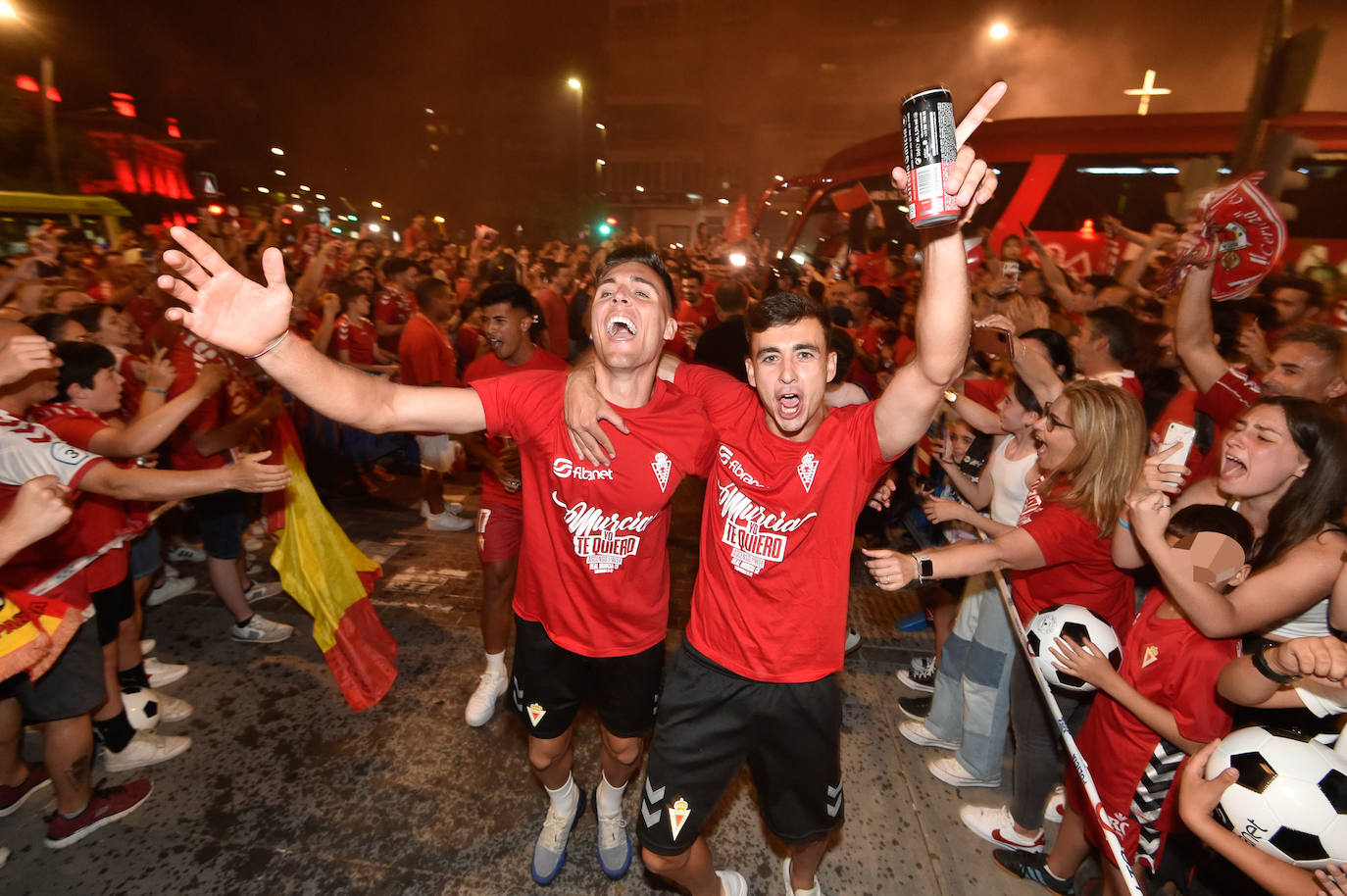 Fotos: Murcianos eufóricos celebran en &#039;La Redonda&#039; el ascenso del Real Murcia