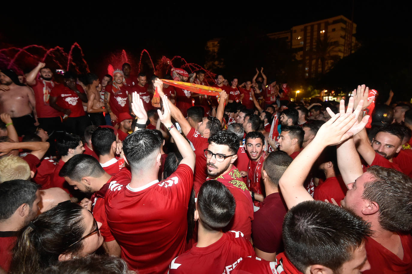 Fotos: Murcianos eufóricos celebran en &#039;La Redonda&#039; el ascenso del Real Murcia