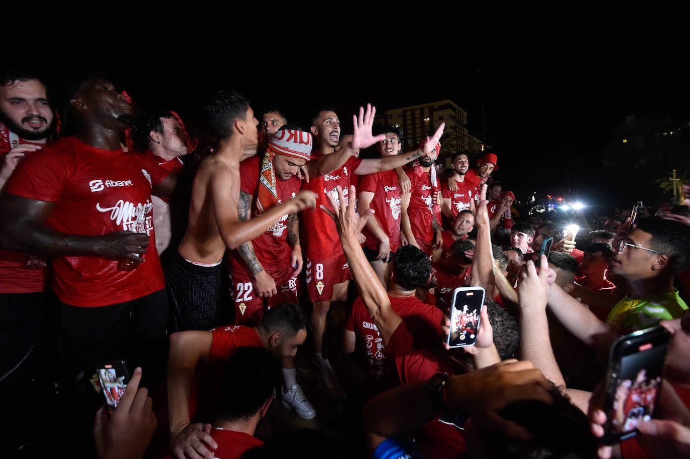 Fotos: Murcianos eufóricos celebran en &#039;La Redonda&#039; el ascenso del Real Murcia