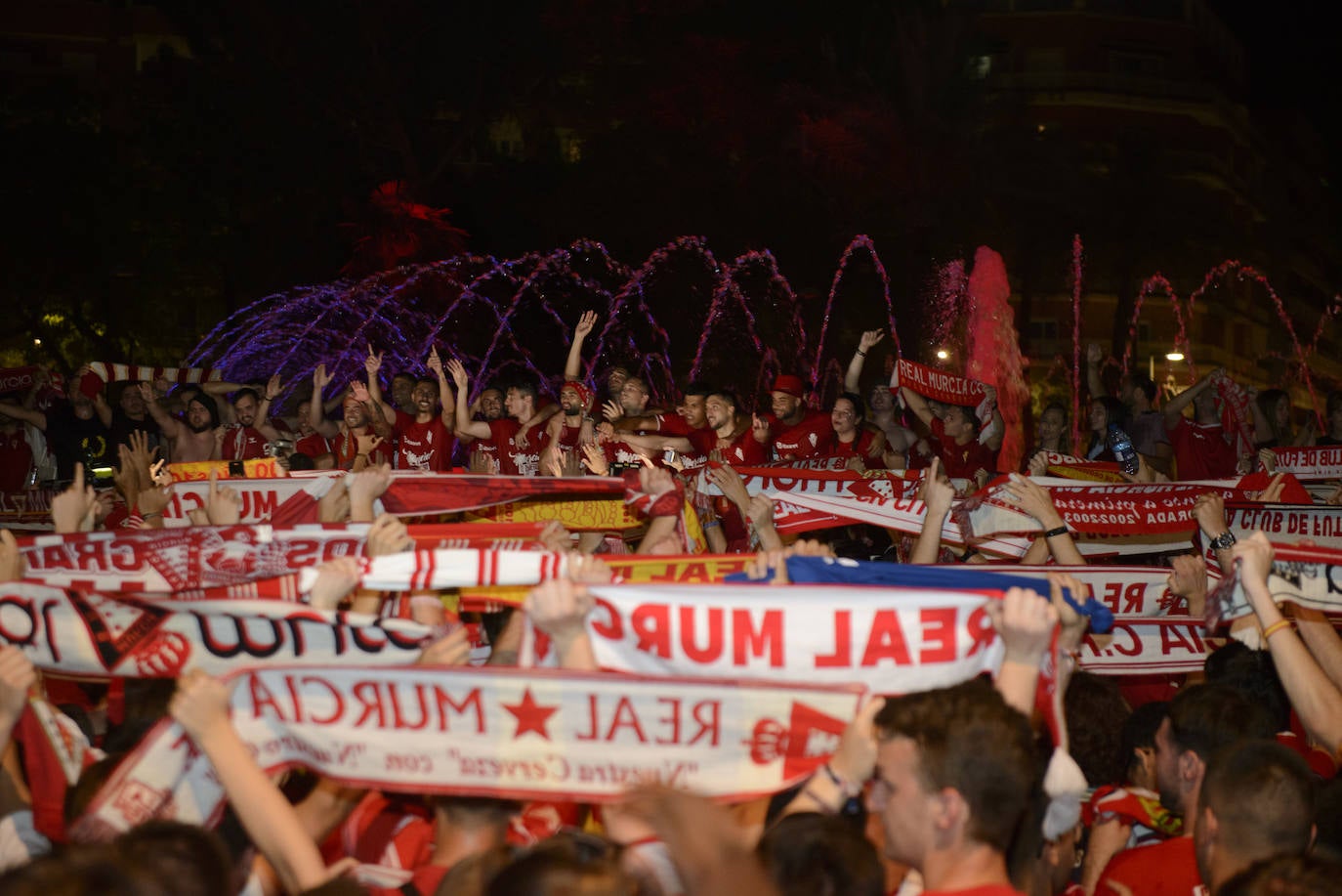 Fotos: Murcianos eufóricos celebran en &#039;La Redonda&#039; el ascenso del Real Murcia