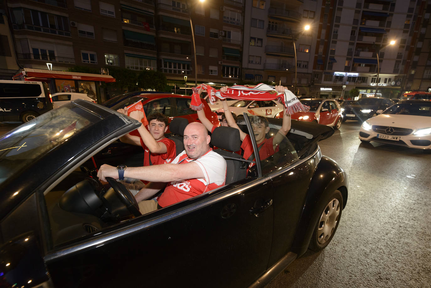 Fotos: Murcianos eufóricos celebran en &#039;La Redonda&#039; el ascenso del Real Murcia