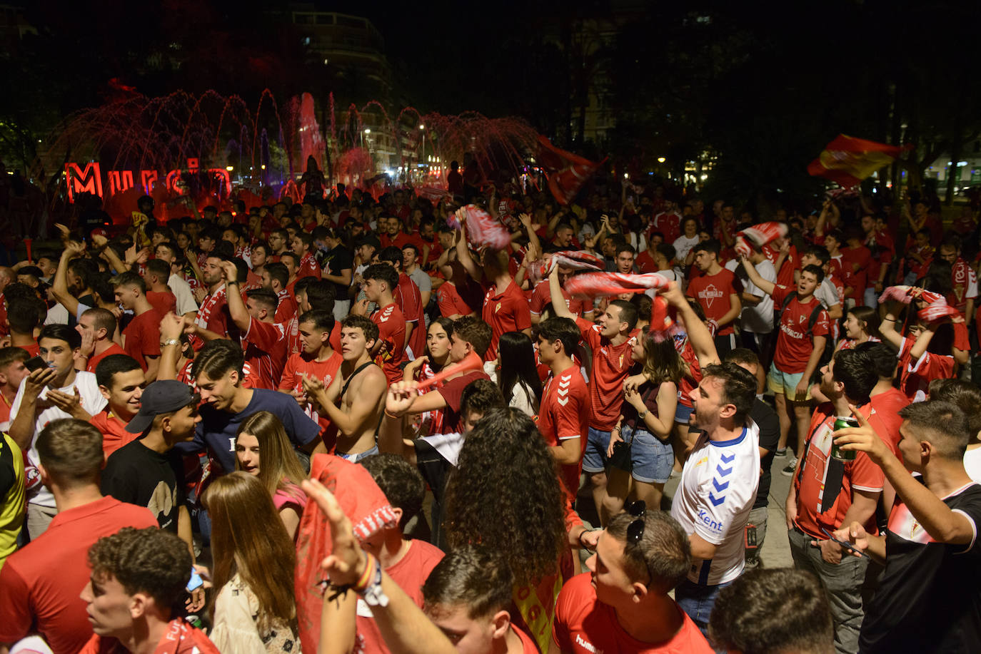 Fotos: Murcianos eufóricos celebran en &#039;La Redonda&#039; el ascenso del Real Murcia