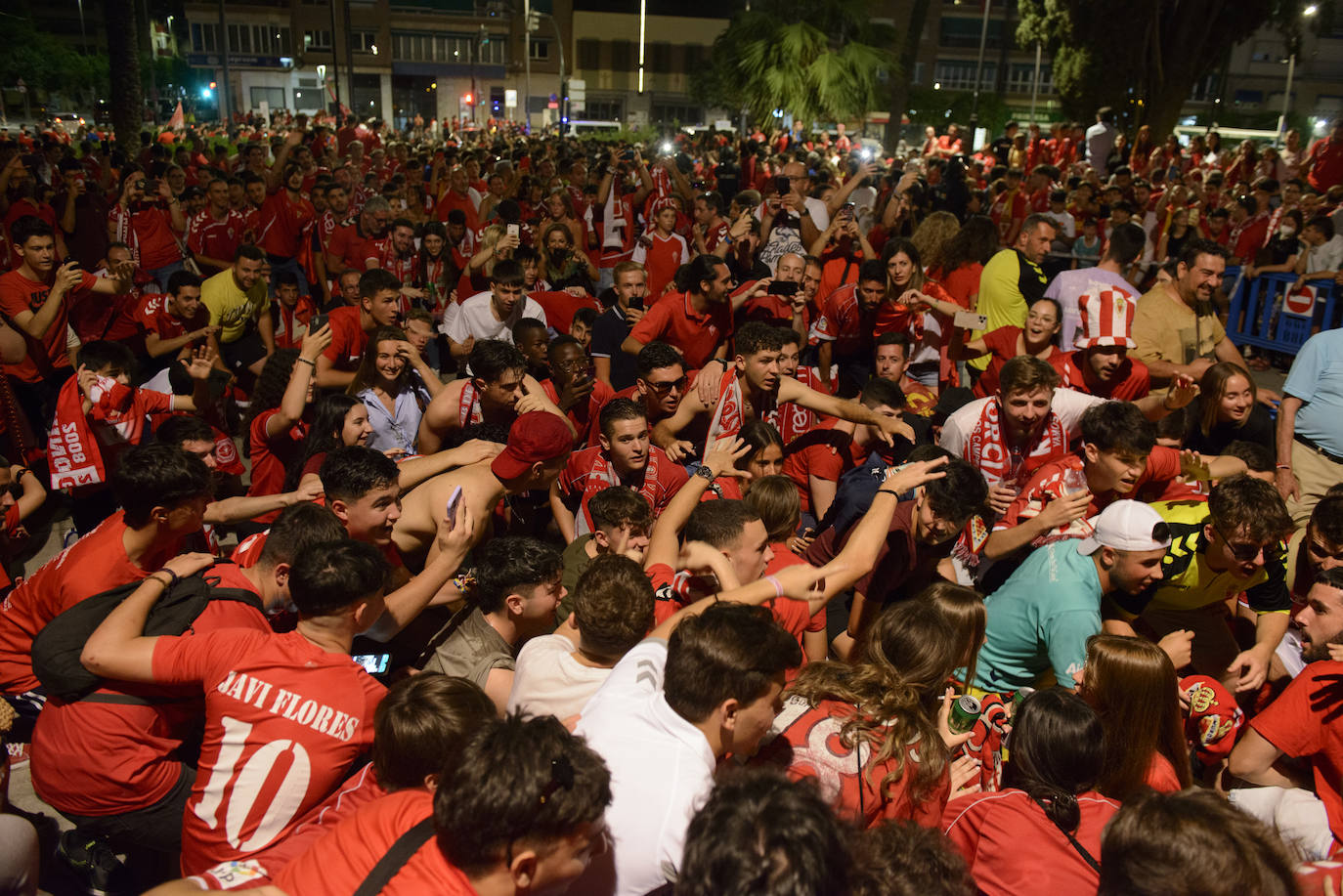 Fotos: Murcianos eufóricos celebran en &#039;La Redonda&#039; el ascenso del Real Murcia