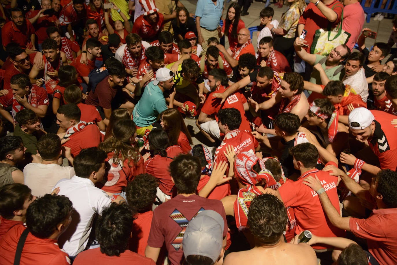 Fotos: Murcianos eufóricos celebran en &#039;La Redonda&#039; el ascenso del Real Murcia