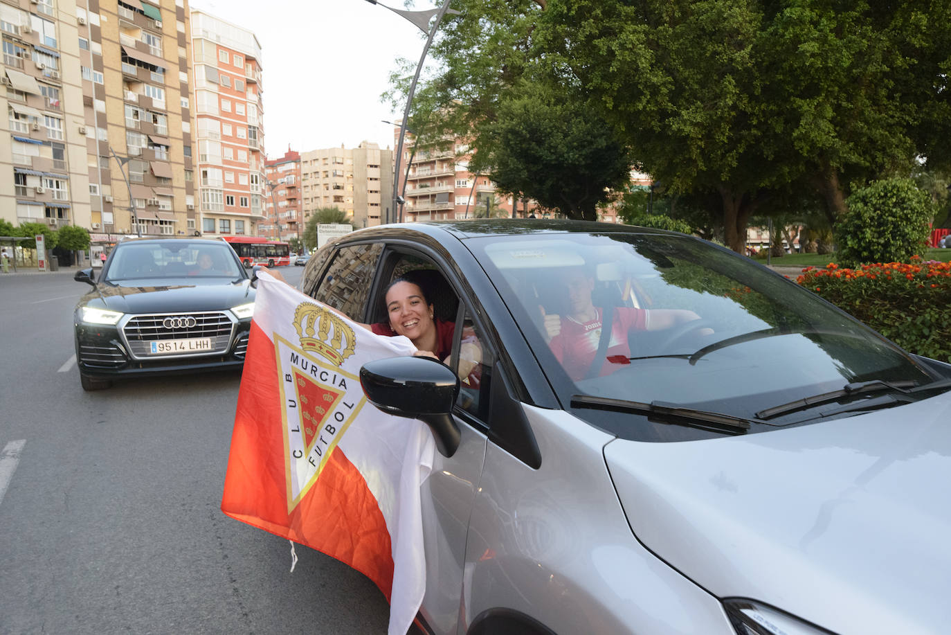 Fotos: Murcianos eufóricos celebran en &#039;La Redonda&#039; el ascenso del Real Murcia