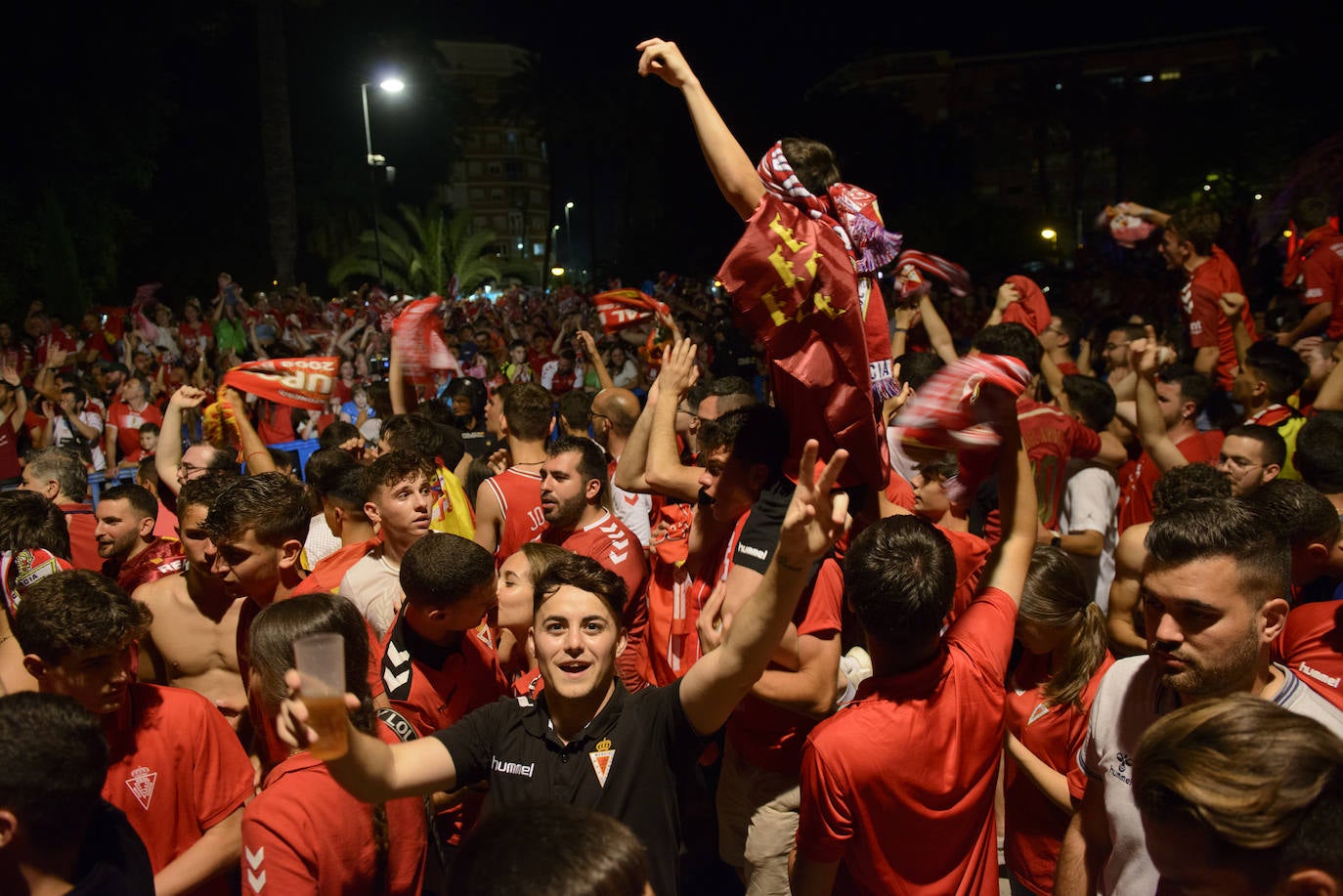 Fotos: Murcianos eufóricos celebran en &#039;La Redonda&#039; el ascenso del Real Murcia