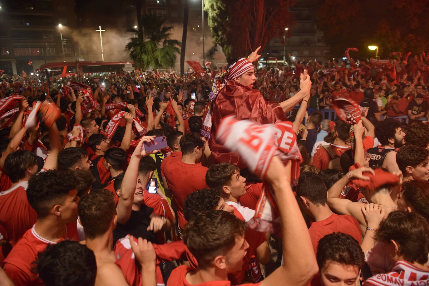 Fotos: Murcianos eufóricos celebran en &#039;La Redonda&#039; el ascenso del Real Murcia