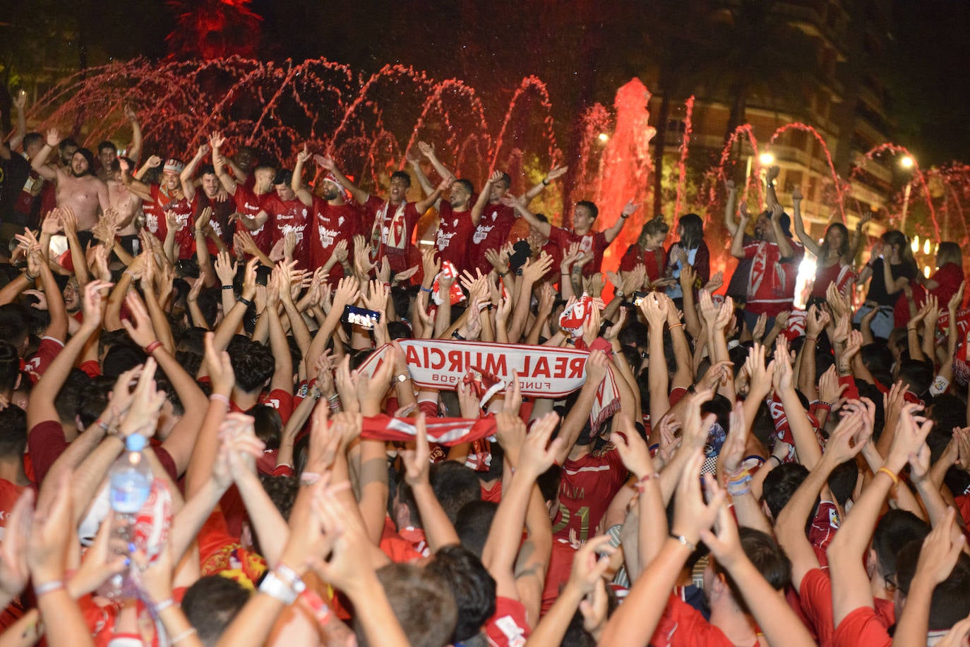 Fotos: Murcianos eufóricos celebran en &#039;La Redonda&#039; el ascenso del Real Murcia