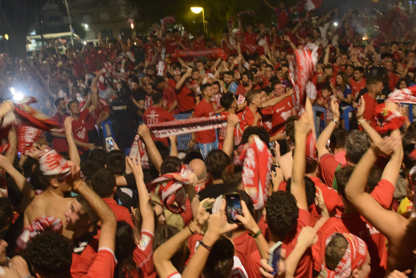 Fotos: Murcianos eufóricos celebran en &#039;La Redonda&#039; el ascenso del Real Murcia