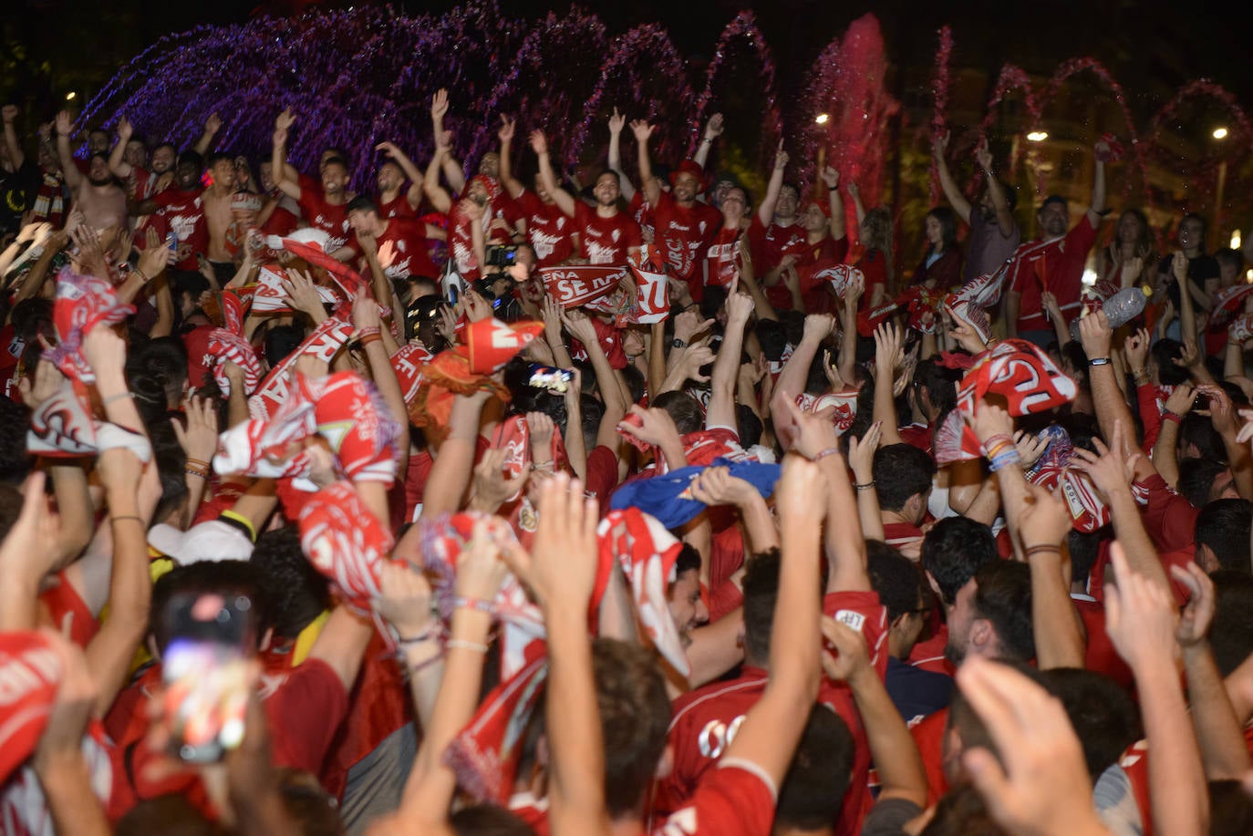 Fotos: Murcianos eufóricos celebran en &#039;La Redonda&#039; el ascenso del Real Murcia