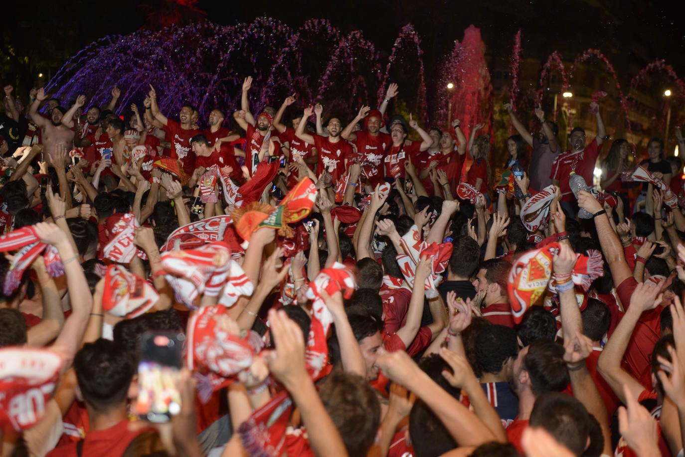 Fotos: Murcianos eufóricos celebran en &#039;La Redonda&#039; el ascenso del Real Murcia