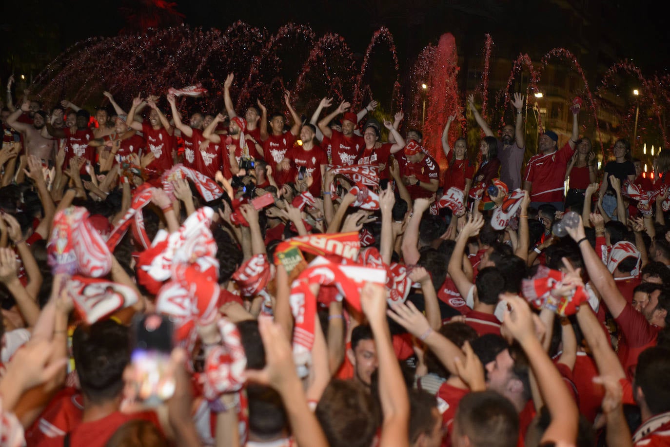 Fotos: Murcianos eufóricos celebran en &#039;La Redonda&#039; el ascenso del Real Murcia