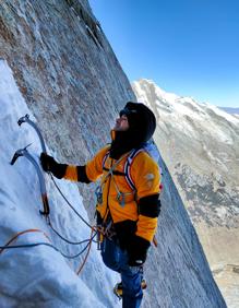 Imagen secundaria 2 - Los escaladores, en la montaña Huamashraju (der.), y abriendo la ruta 'Leire' (izq.)