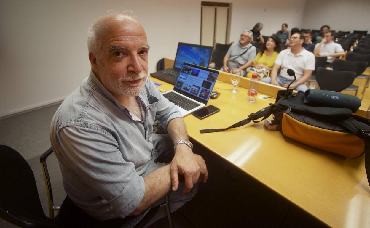 David Airob, en el Centro Cultural Las Claras de la Fundación Cajamurcia, este miércoles. 