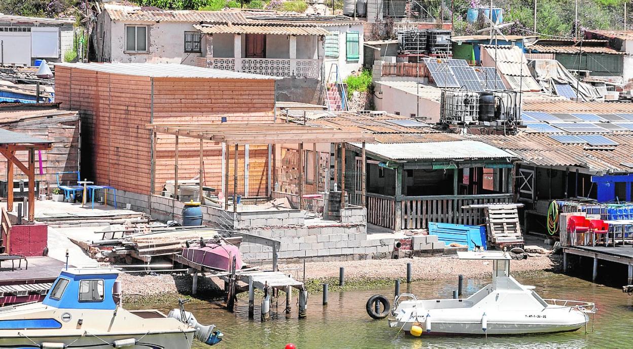 Barcos, un amarre, una caseta remodelada con madera y placas solares, en La Algameca Chica. 