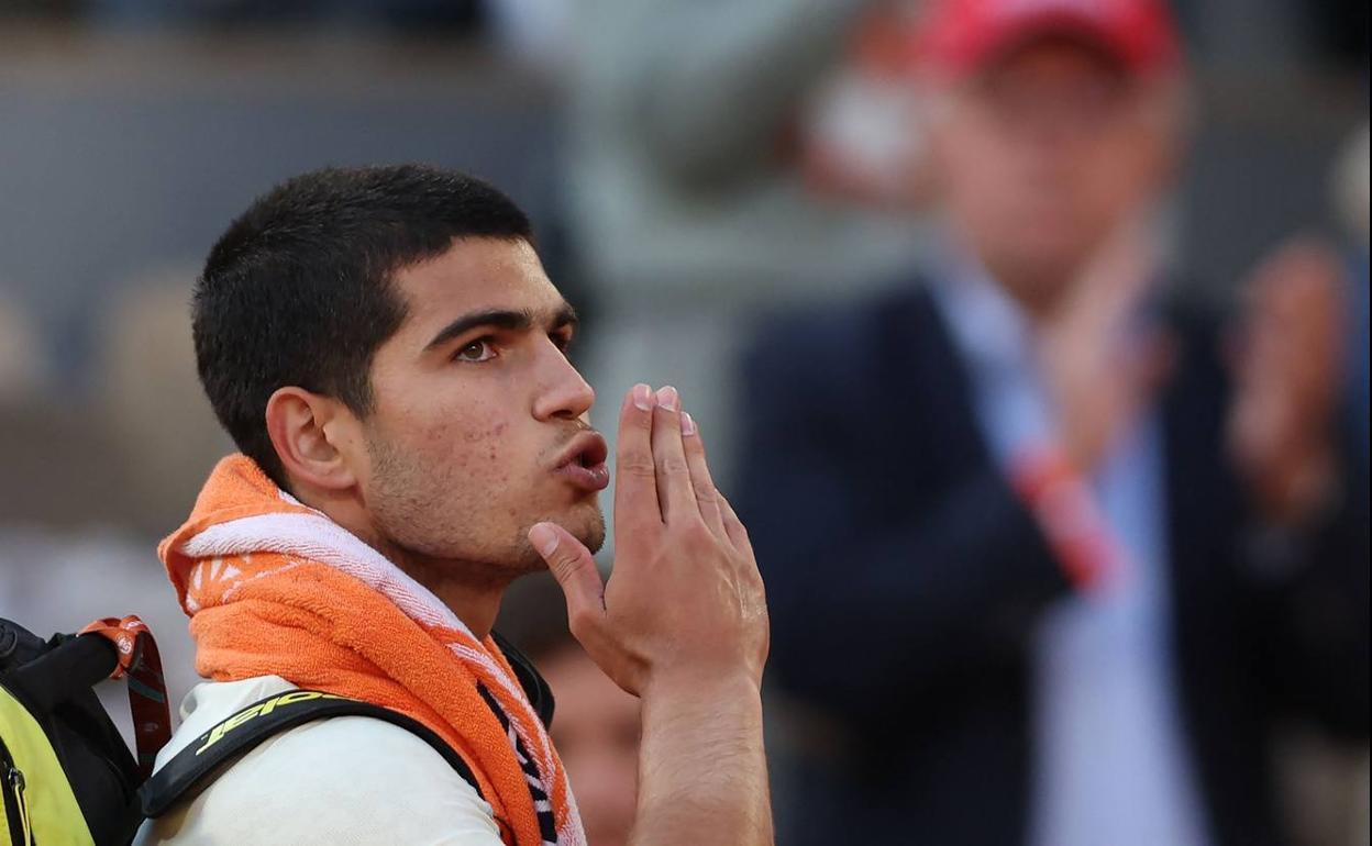Carlos Alcaraz lanza besos a la grada en su despedida de Roland Garros, ayer en la pista Philippe-Chatrier. 