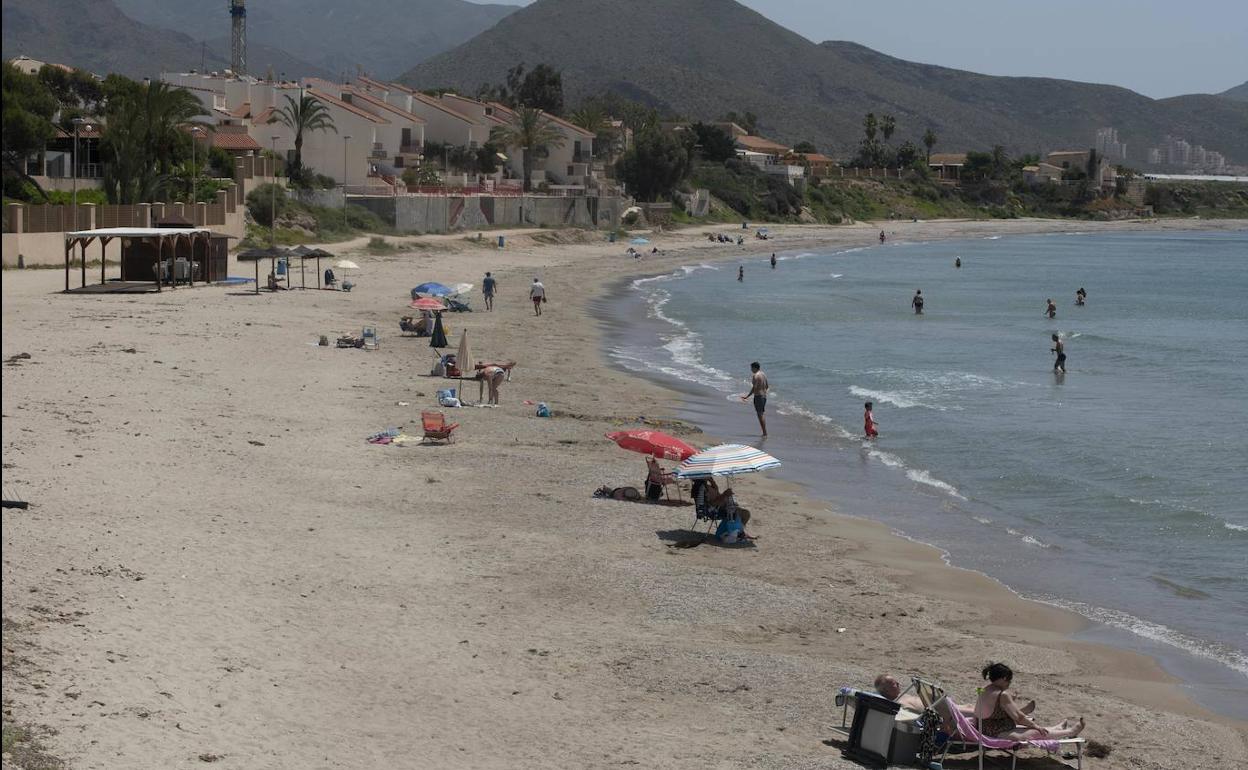 Bañistas en Isla Plana (Cartagena), el pasado mes de mayo.