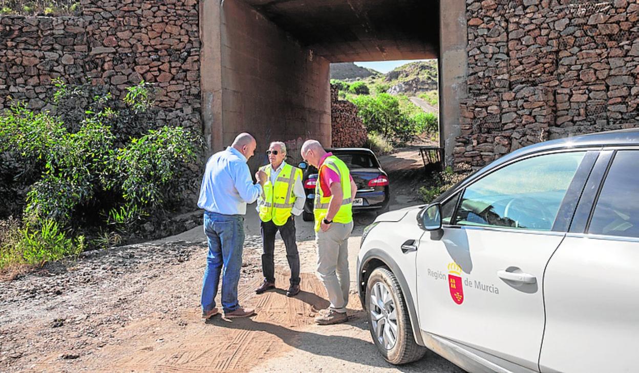 Técnicos de Minas, con un empleado de Portmán Golf, ayer. 