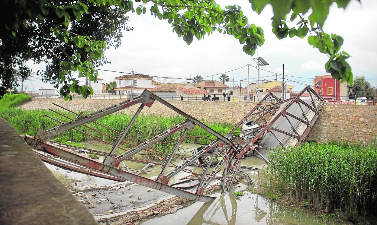 Imagen tomada a finales de marzo de 2021 cuando el puente sucumbió al paso de la hormigonera. 