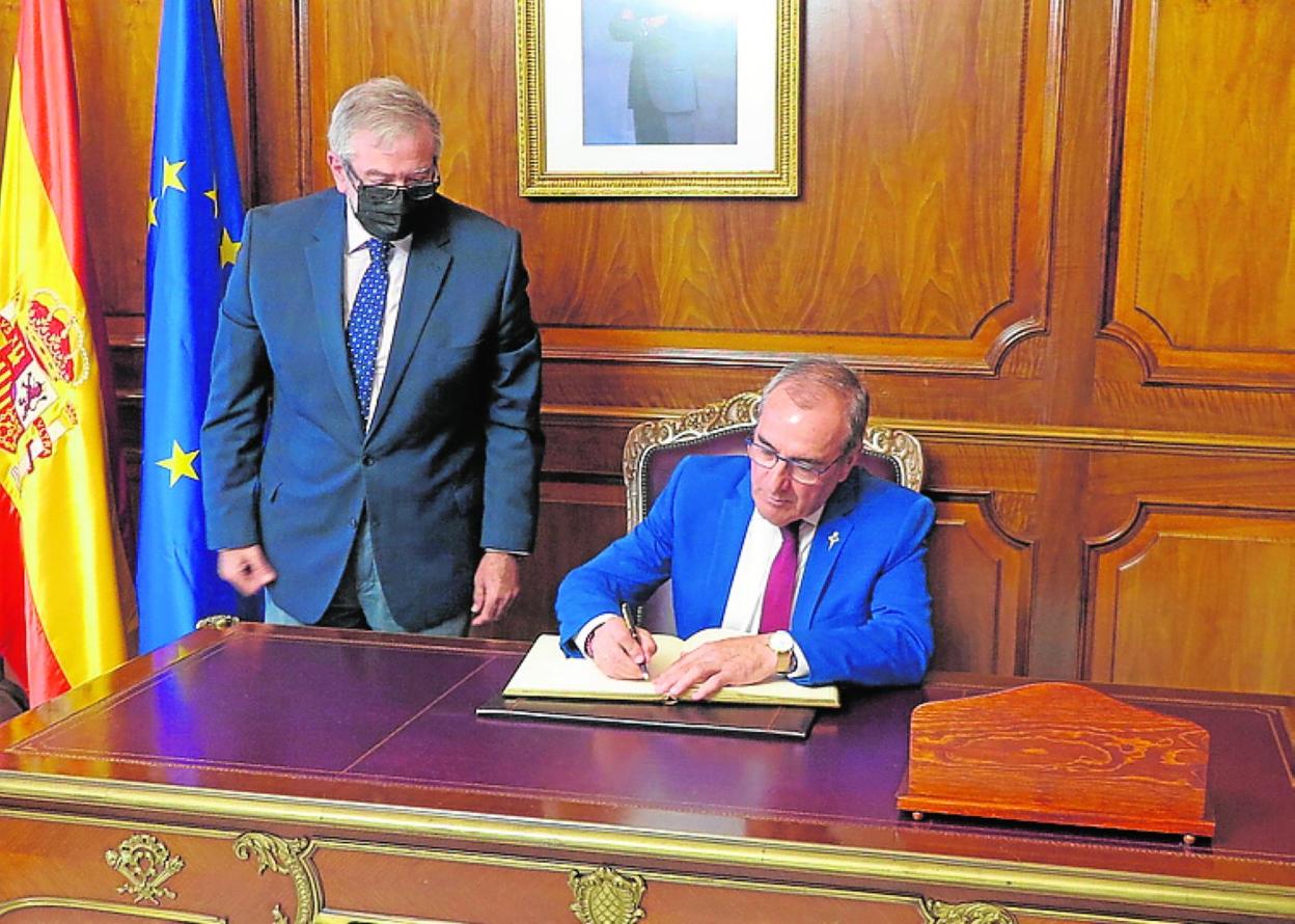 Avilés firma en el Libro de Oro de la Asamblea en presencia de Castillo.