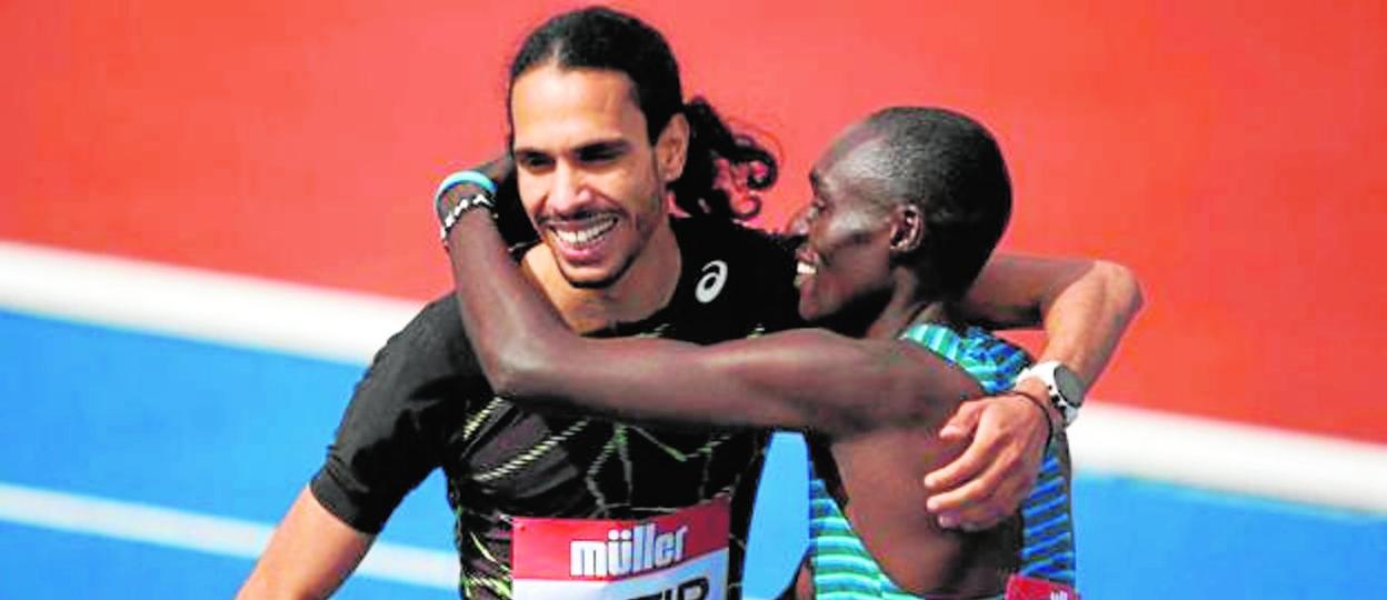 Mohamed Katir abraza al keniata Abel Kipsang, ganador de la prueba de 1.500, el pasado 21 de mayo en Birmingham. 