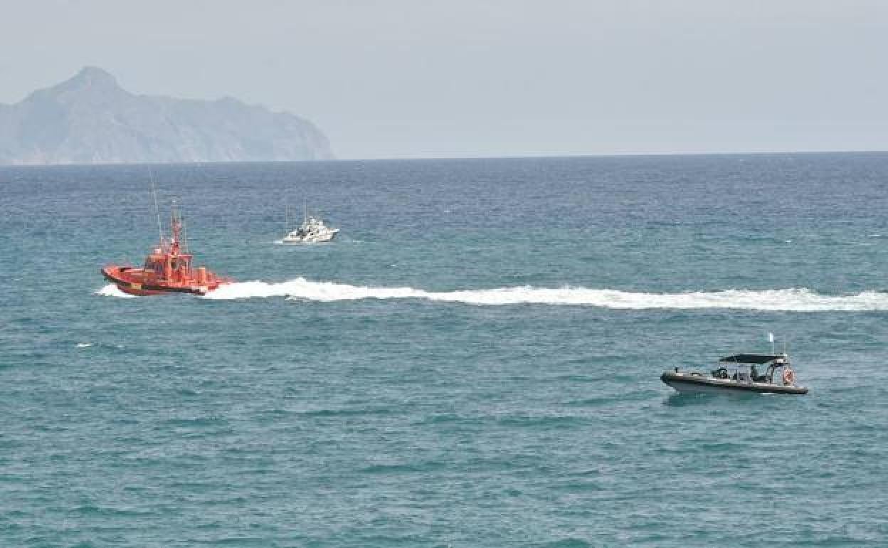 Embarcaciones de Salvamento Marítimo y la Guardia Civil, en una fotografía de archivo.