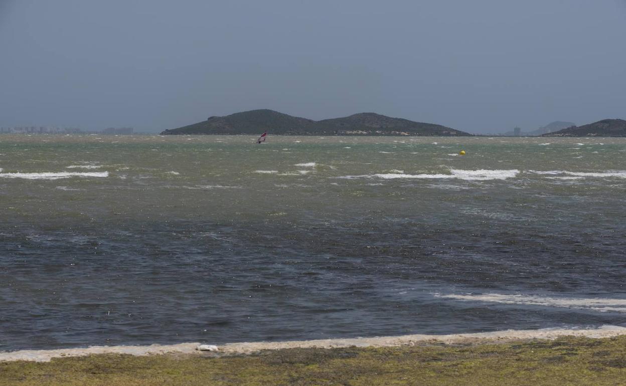 Imagen del Mar Menor, en Punta Brava, el pasado mes de mayo.