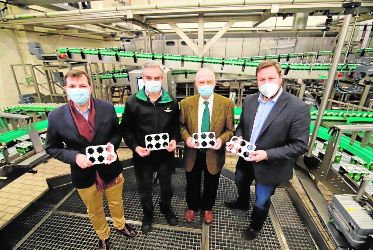 Estrella de Levante cambió el año pasado las anillas de plástico en las latas por cartón biodegradable. 